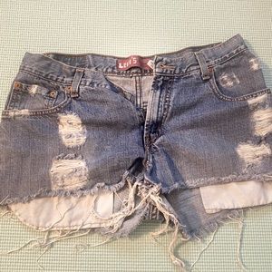 Vintage Levi cut off shorts 550s. Fits approximately size 8. W32 L27